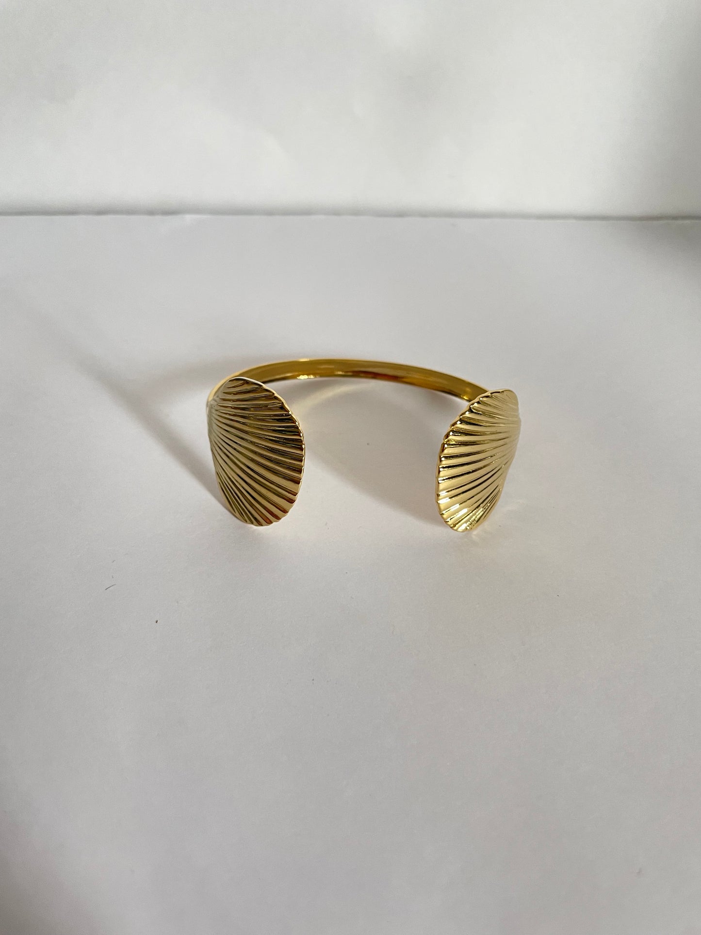 Shell cuff
