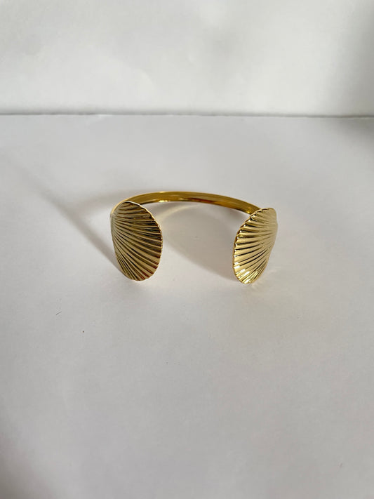 Shell cuff